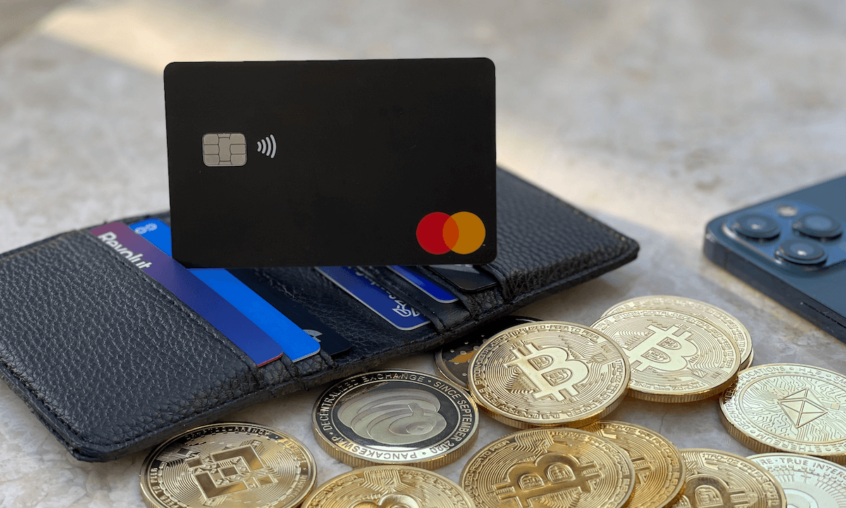 Your Ledger CL Card: Understated in plain black, yet incredibly useful in your daily life.